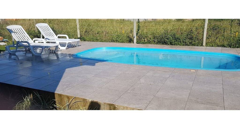 Schönes Haus mit Wi-Fi, Pool und Grill in Imbituba, Litoral Catarinense