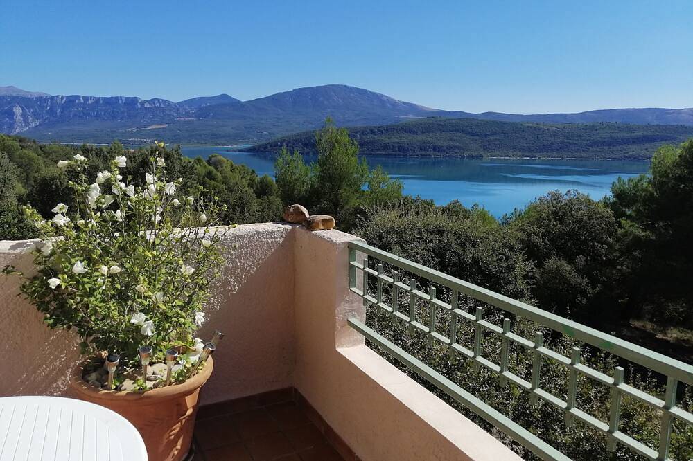 Ganze Wohnung, 3-room apartment 55 m2, terrace 15 m2, breathtaking view, sleeps 4, air-conditioned, Wifi in Sainte-Croix-du-Verdon, Regionaler Naturpark Verdon