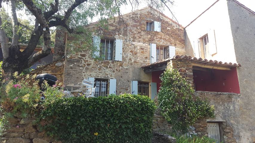Gîte pour 8 personnes, avec piscine à Vieussan