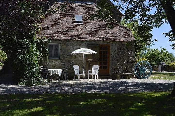 Gîte pour 2 personnes, avec Terrasse ainsi que Jardin et Piscine à Mayrinhac-Lentour