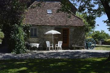 Gîte pour 2 personnes, avec terrasse ainsi que piscine et jardin à Mayrinhac-Lentour