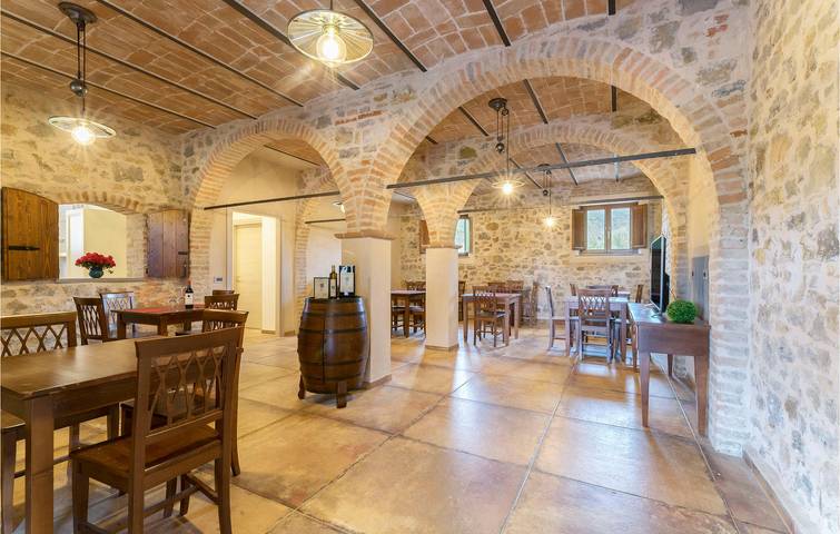 Appartamento a bordo piscina con giardino e parcheggio in Passignano sul Trasimeno, Lago Trasimeno