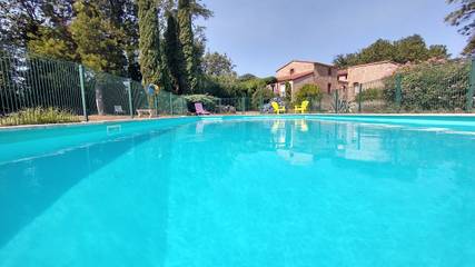 Gîte pour 15 personnes, avec terrasse ainsi que jardin et piscine à Millas