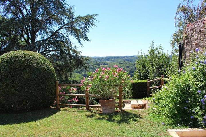 Location de vacances pour 4 personnes, avec vue ainsi que terrasse et piscine, animaux acceptés à Domme - 2