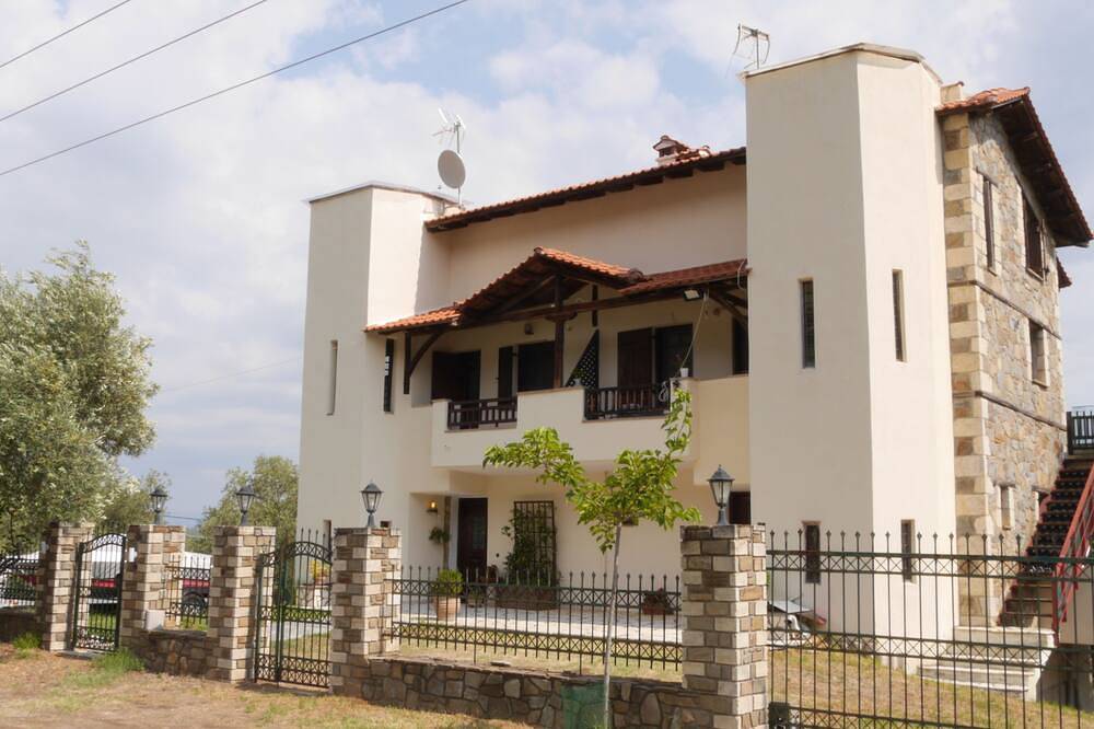 Thea Thalassa Sea View stone tranditional villa/hot tub-5 min from the beach in Vourvourou, Sithonia Peninsula