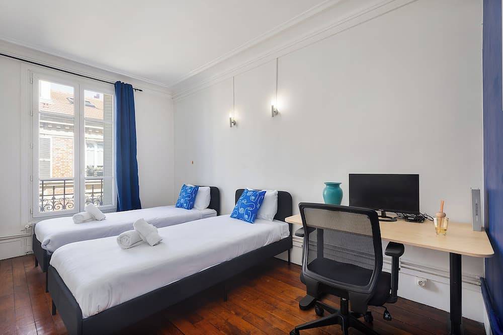 Entire apartment, Parisian charm, separate beds, screen and work desk, ideal for families and professionals. in Clichy, Hauts-de-Seine