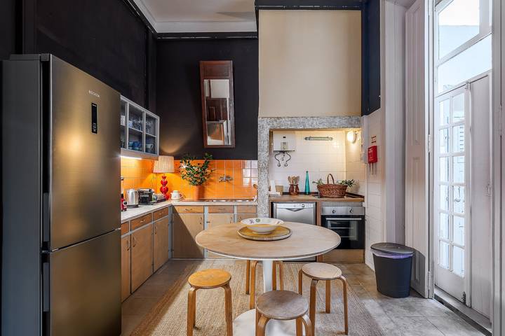 Apartamento entero, Apartamento 'Victorian Beach House Luisa Todi' con balcón y Wi-Fi in Halbinsel von Setúbal