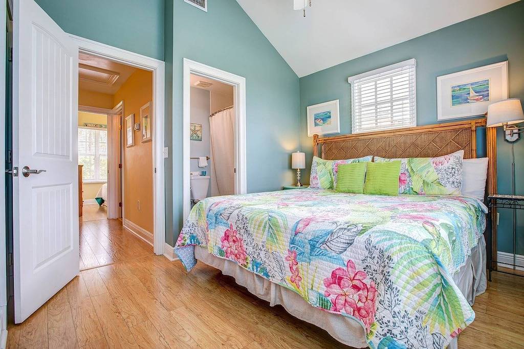 Manatee Bay: Escape to this 2Br Duck Key Villa, Private Patio, Dip Pool & Easy Access to Marathon in Duck Key, Monroe County