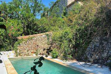 Cottage pour 2 personnes, avec piscine ainsi que jardin et sauna à Lussan