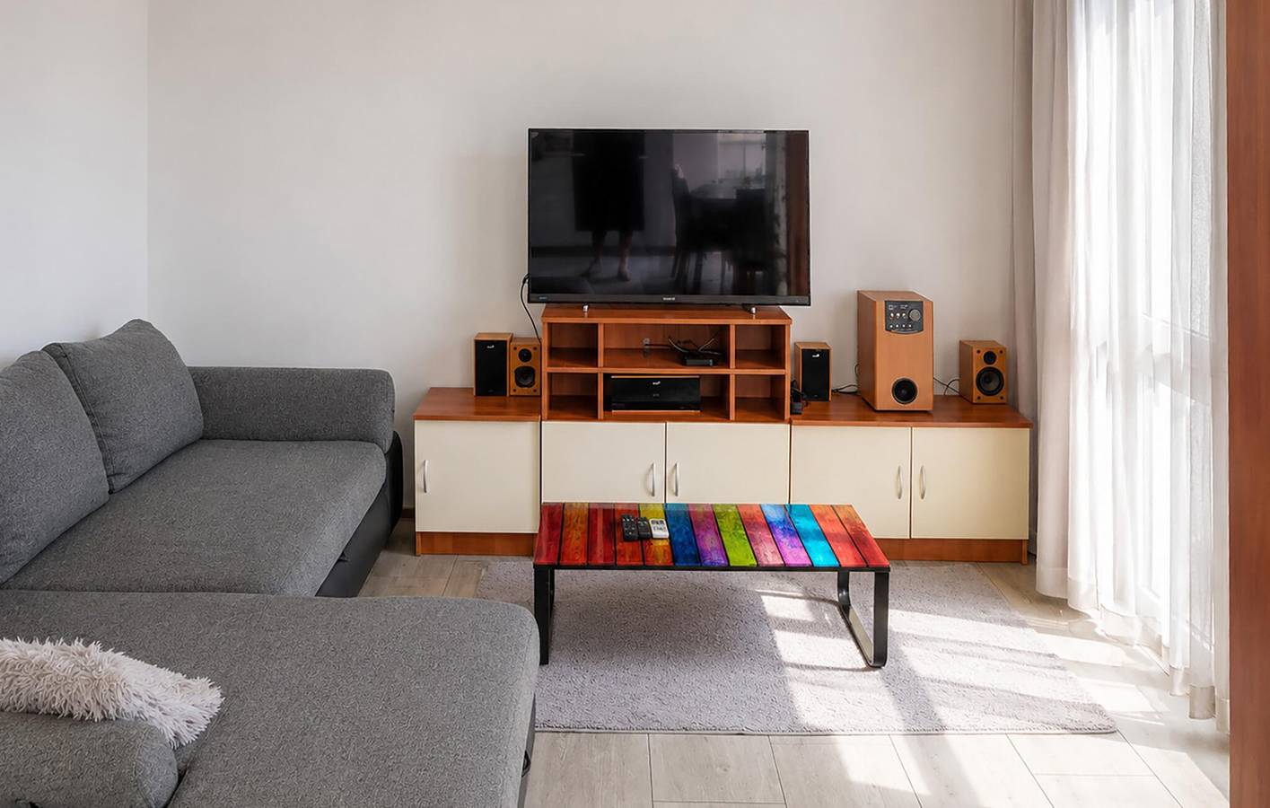 Ganze Ferienwohnung, Geräumiges Apartment mit Meerblick und Terrasse, 1,5 km vom Strand entfernt in Jesenice, Omis-Riviera