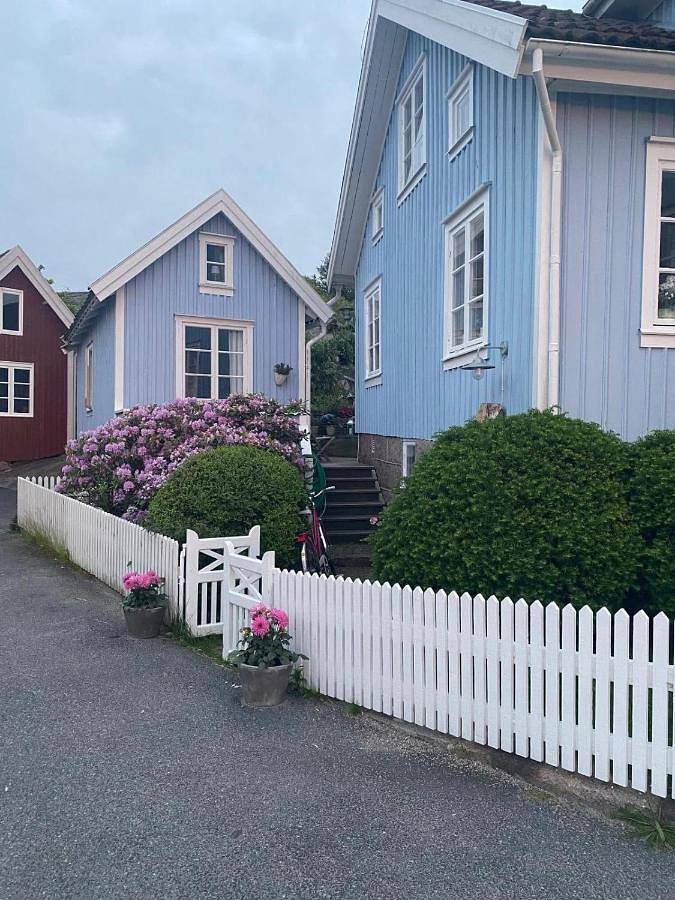 Feriehus for 4 personer, Terrasse og Hage i tillegg til Innsjøutsikt og Utsikt i Fjällbacka