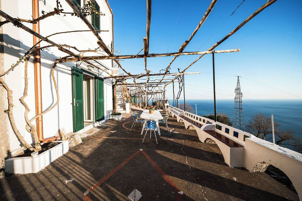 Villa just minutes from the magnificent landscapes of the Amalfi Coast in Furore, Amalfiküste