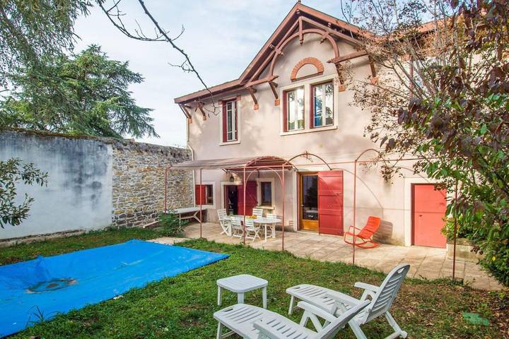 Maison de vacances pour 7 personnes, avec jardin ainsi que terrasse et piscine, animaux acceptés