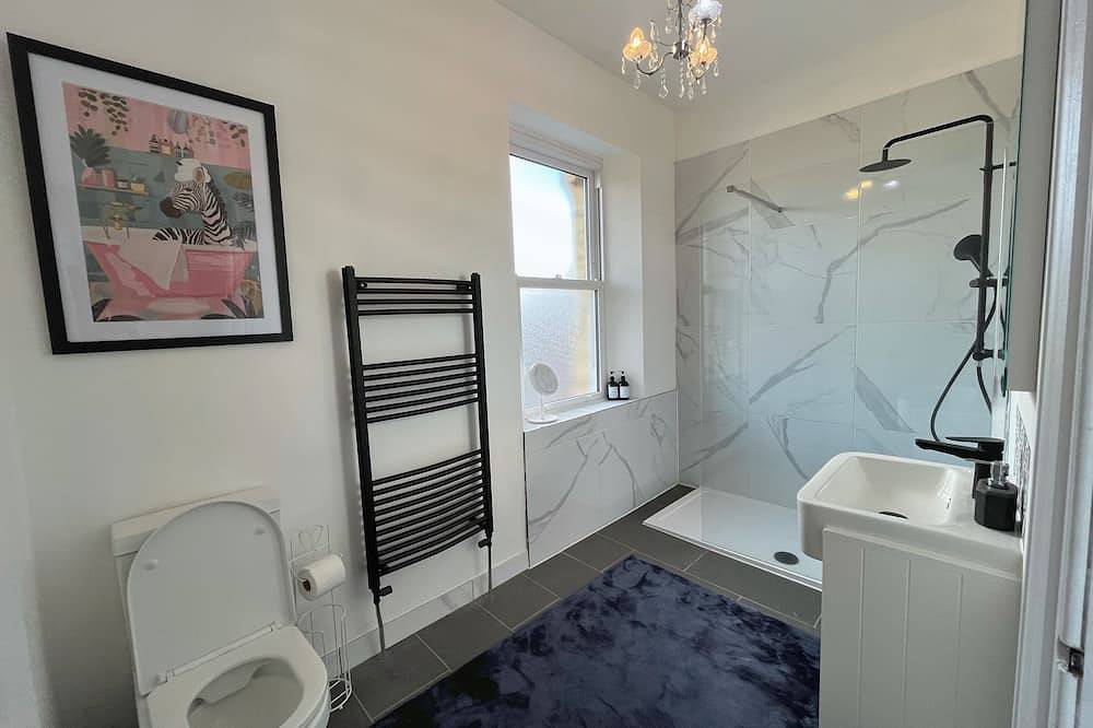 Luxury Group Retreat | 20 Guests | Hot Tub + games room in Barnstaple, Devon