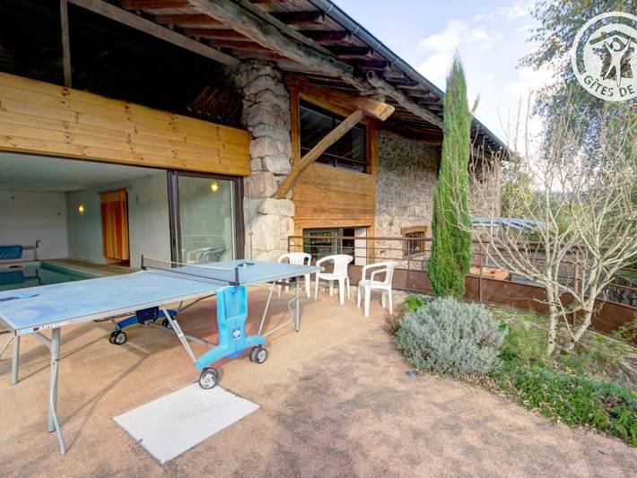 Gîte pour 8 personnes, avec terrasse ainsi que jardin et piscine à Saint-Priest-la-Prugne