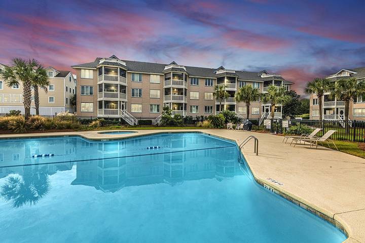 Vacation rental for 6 people, with pool and balcony in Isle of Palms