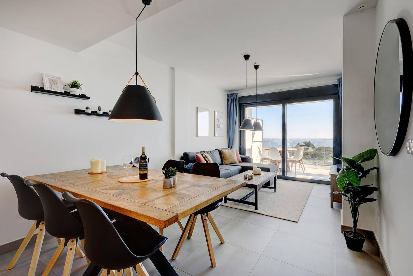 Apartamento inteiro, Apartamento 'Blue Sunset Penthouse' com vista para o mar, terraços e Wi-Fi in La Duquesa, Manilva