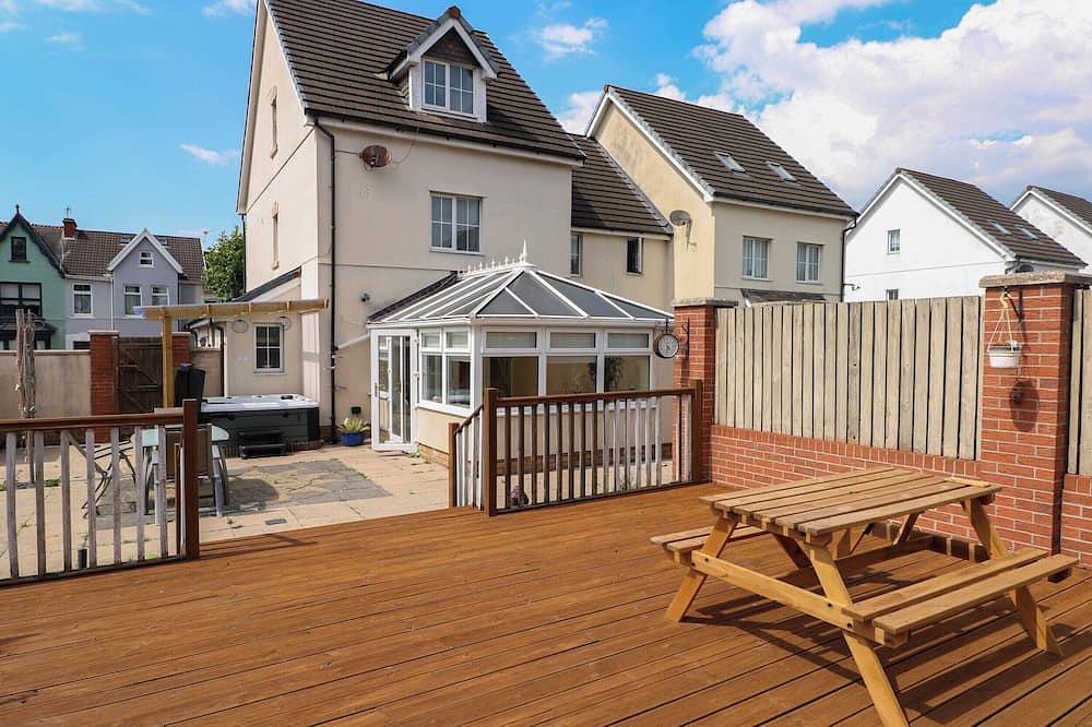 Alban Road, pet friendly, with hot tub in Llanelli in Llanelli, Carmarthenshire