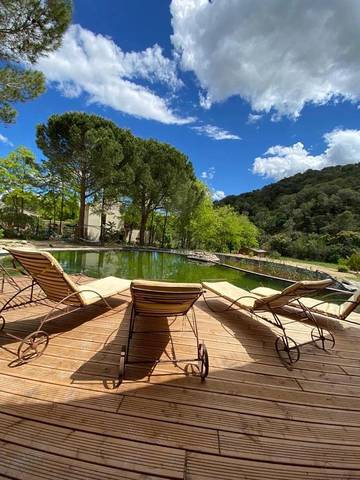 Gîte pour 12 personnes, avec piscine ainsi que vue et jardin à Uchaux