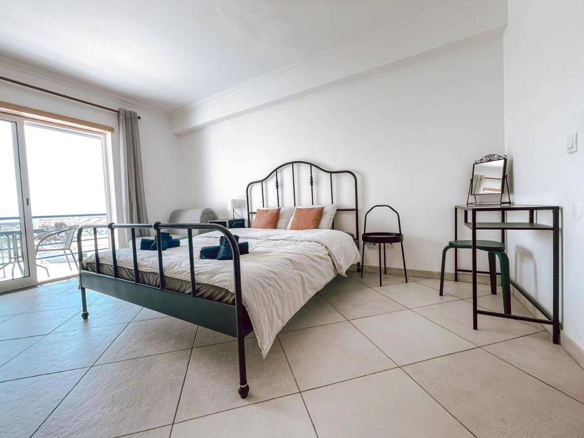 Geheel vakantieappartement, Peniche master bedroom with sea view balcony, private bathroom, shared kitchen, swimming pool, surfing resort in Peniche, Leiria District