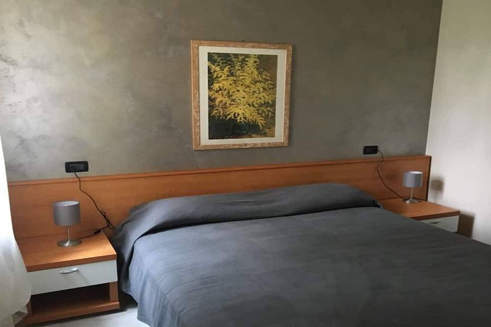 Ganze Wohnung, Sallys Haus im Naturparadies Punta Grò in Sirmione, Gardasee-Berge