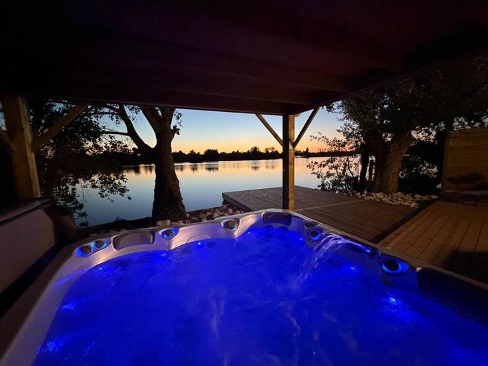Maison de vacances pour 4 personnes, avec Terrasse et Jacuzzi ainsi que Jardin et Vue sur le lac