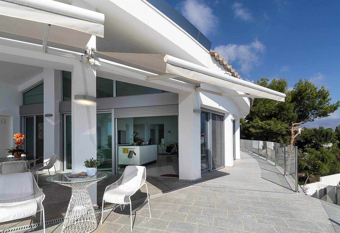 Villa "Dorada" con vistas al mar, piscina privada y Wi-Fi in Monte de los Almendros, Salobreña