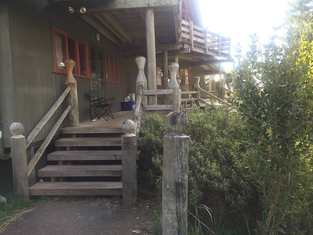 Alpines Haus inmitten üppiger Gärten mit Blick auf die Berge in Ohakune, Ruapehu District