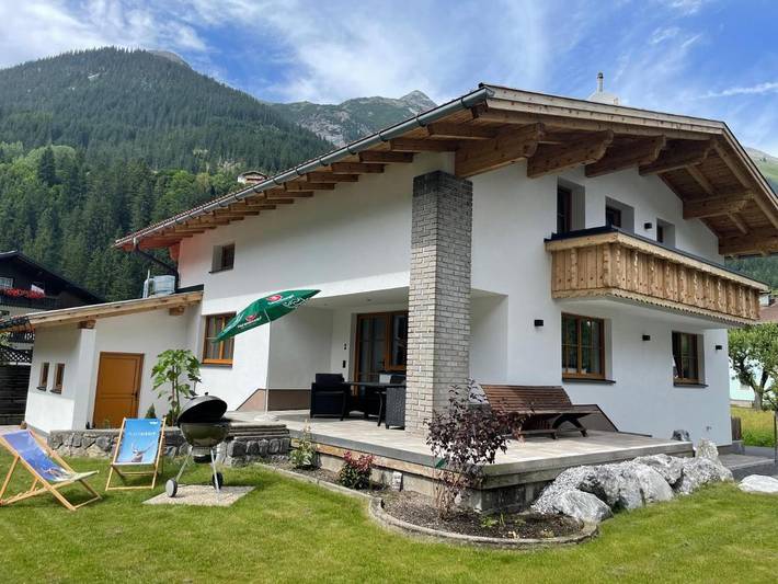Ferienhaus für 10 Personen, mit Balkon und Terrasse sowie Garten und Ausblick