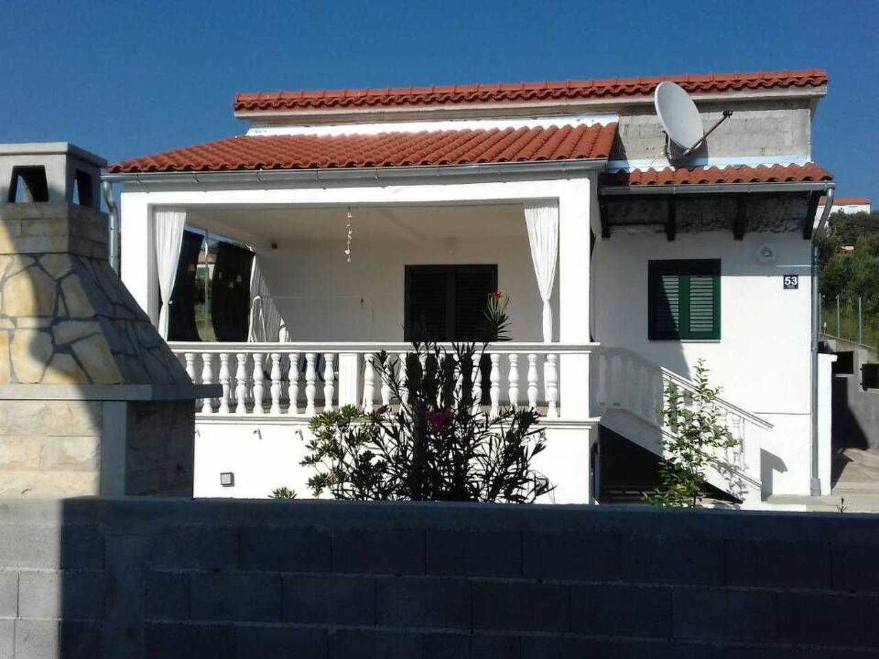 Mit überdachter Terrasse und Meerblick in Pakostane, Zadar