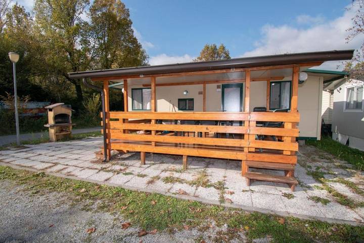 Camping pour 4 personnes, avec piscine ainsi que jardin et bassin pour enfant, animaux acceptés dans Lac de Côme - 2
