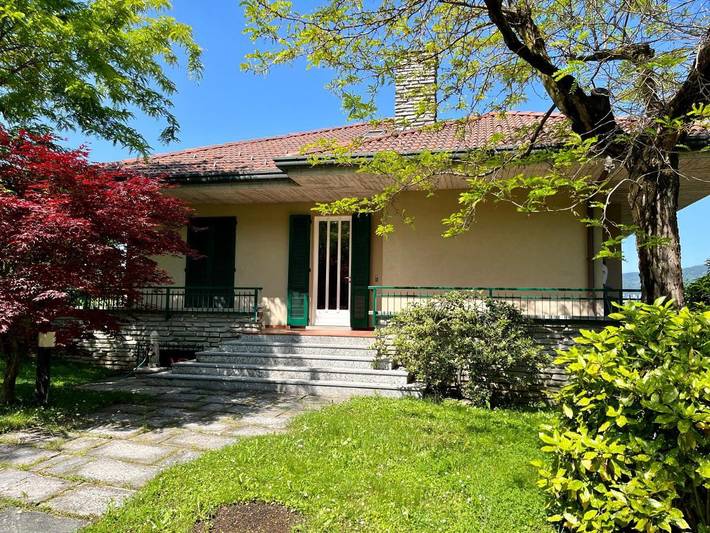 Gîte pour 6 personnes, avec vue ainsi que vue sur le lac et jardin, animaux acceptés à Merone