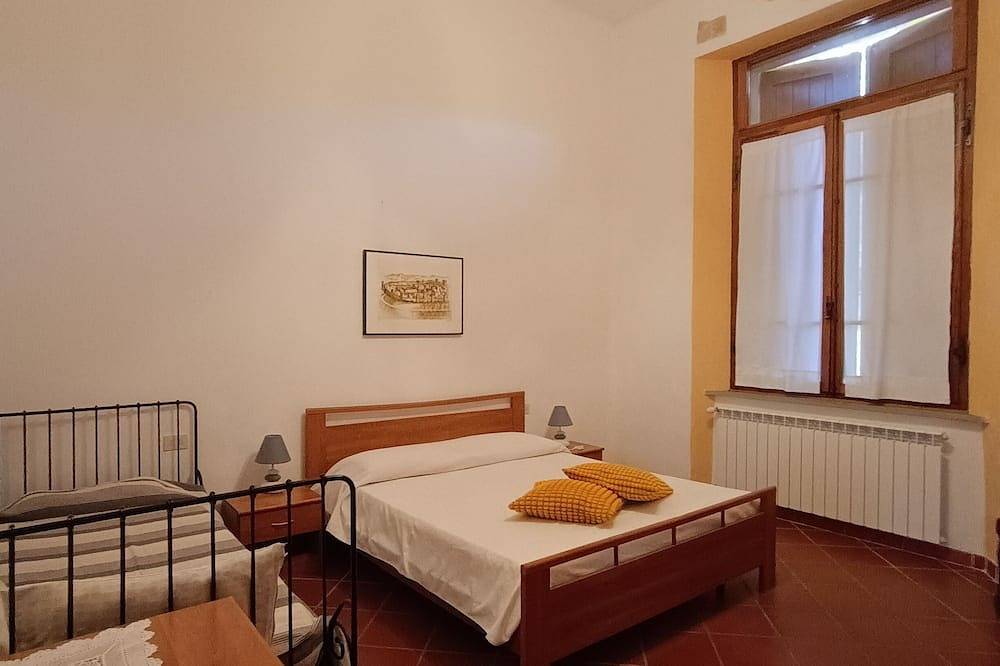 Spacious apartment strategically located for visiting Siena and province in Sovicille, Provincie Siena