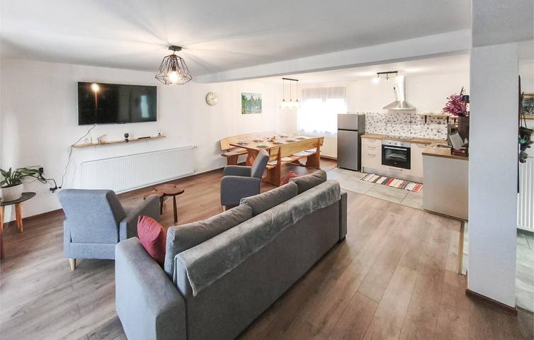 Reizende 2-Zimmer-Wohnung in der Nähe des Flusses Lika mit Pool und Parkplatz in Gospitsch, Lika-Senj
