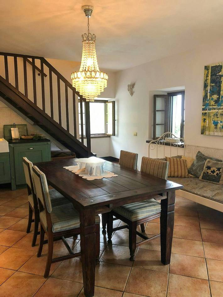 Steinhaus mit Blick auf das Langhe-Tal in Gorzegno, Langhe