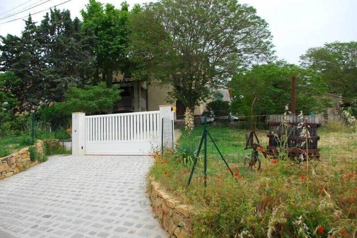 Gîte pour 10 personnes, avec Balcon et Terrasse ainsi que Jardin et Piscine