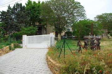 Gîte pour 10 personnes, avec piscine ainsi que jardin et balcon à Évenos
