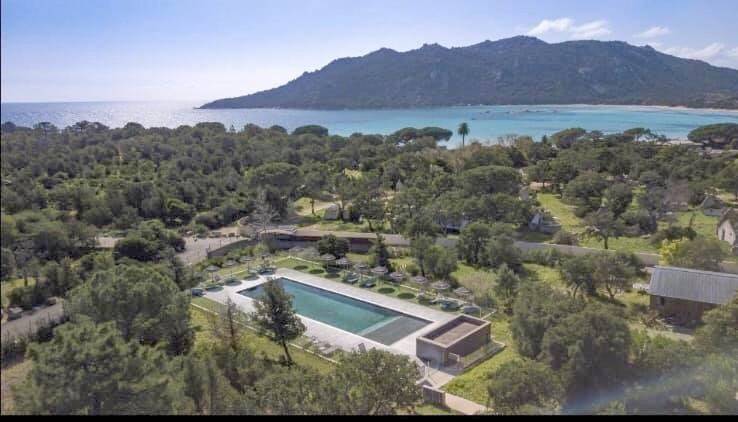 Location de vacances pour 5 personnes, avec jardin ainsi que piscine et vue dans Santa Giulia
