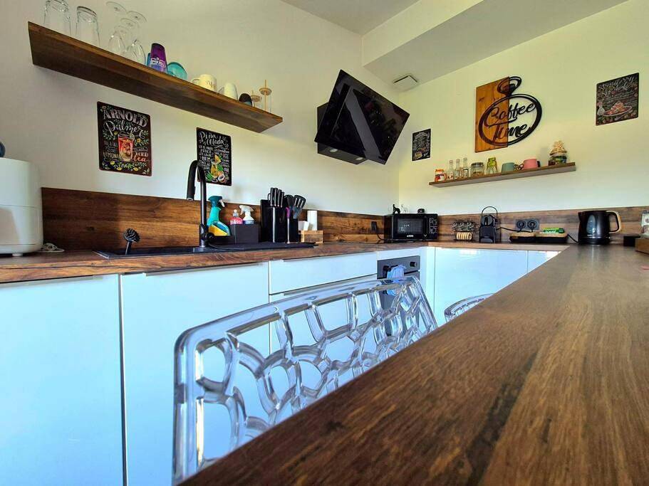 Appartement entier, Two-Bedroom Apartment in Forcalqueiret, Côte méditerranéenne (France)