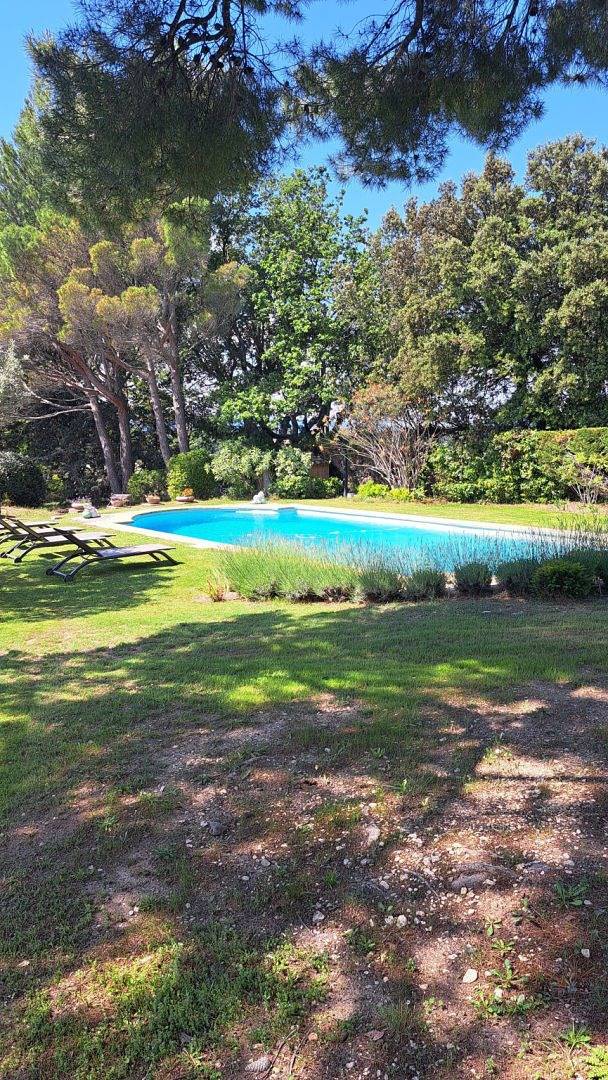 Gîte pour 2 personnes, avec jardin ainsi que piscine et terrasse à Lourmarin - 3