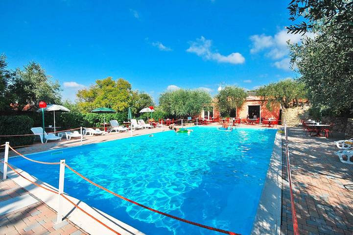 Lägenhet för 4 Personer, med pool samt barnpool och balkong/terrass i Imperia
