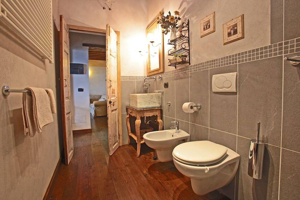 Entire apartment, Lovely apartment in Tuscany traditional, sunny and panoramic country side villa. in Pieve Fosciana, Garfagnana
