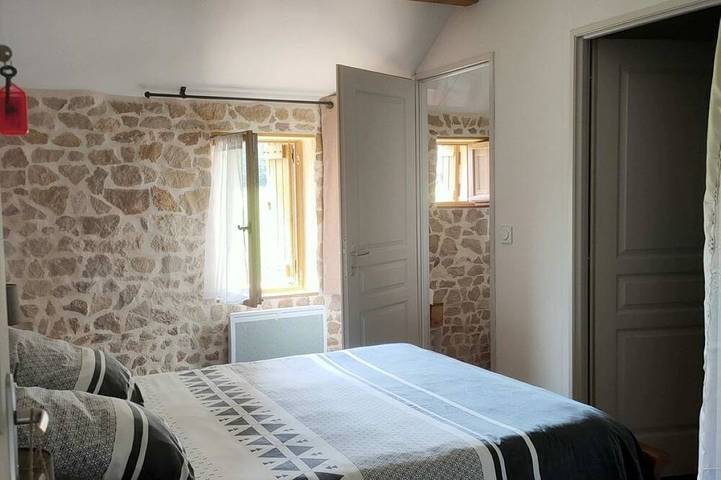 Location de vacances pour 10 personnes, avec terrasse et jardin ainsi que jacuzzi et piscine, animaux acceptés à Montillot - 2