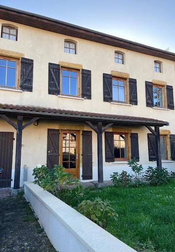 Gîte pour 6 personnes, avec jardin à Saint-Haon-le-Châtel