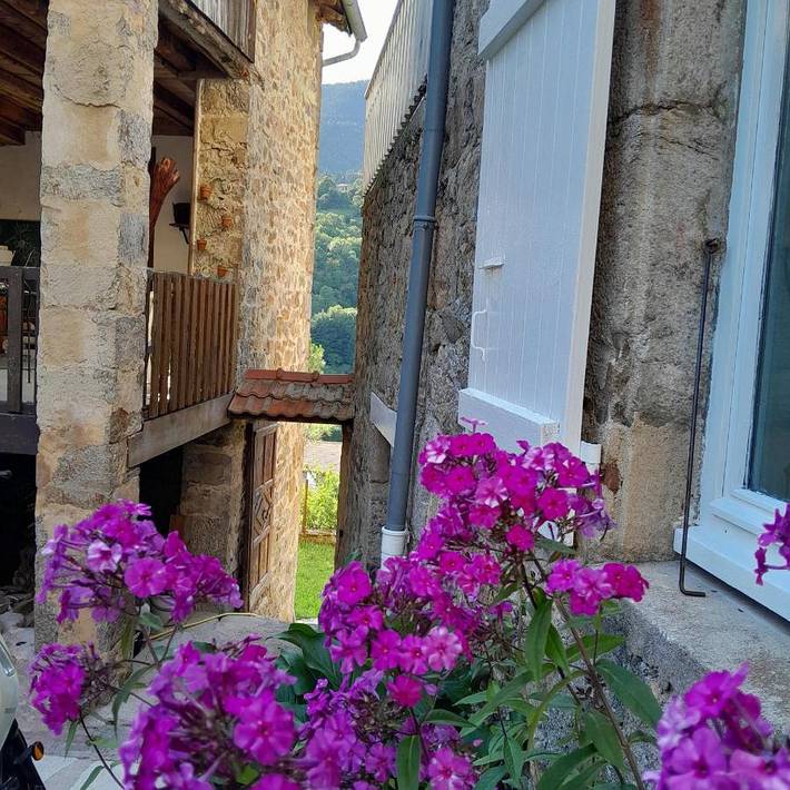 Gîte pour 6 personnes, avec balcon et vue ainsi que piscine et jardin dans Saint-Julien-Vocance
