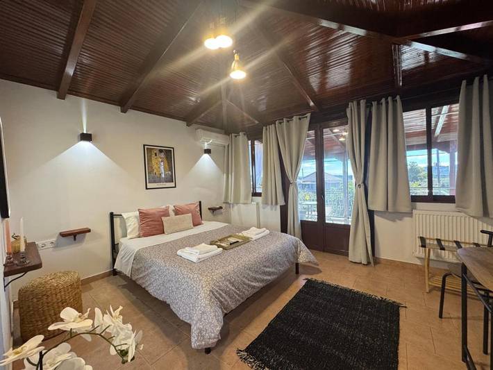 Ferienwohnung für 3 Personen, mit Balkon und Terrasse sowie Garten und Ausblick in Agios Ilias