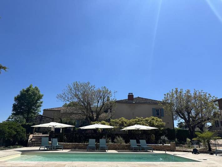Location de vacances pour 12 personnes, avec Terrasse ainsi que Jardin et Piscine à Tonnac