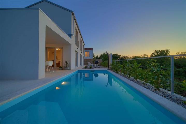Villa mit pool für 8 Personen, mit Meerblick und Terrasse sowie Garten und Pool auf Krk