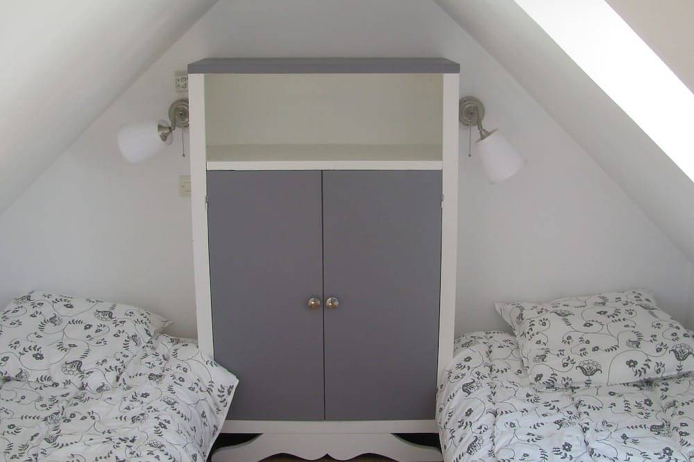 Small fisherman's cottage with enclosed garden 800 m from sandy beaches in Kerlouan, Brest region