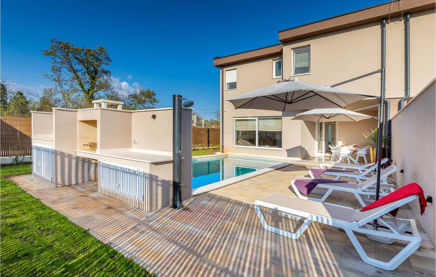 Moderne 150 m² große Wohnung mit Pool, Terrasse und WLAN in der Nähe des Stadtzentrums von Peruski in Marčana, Südküste Istrien